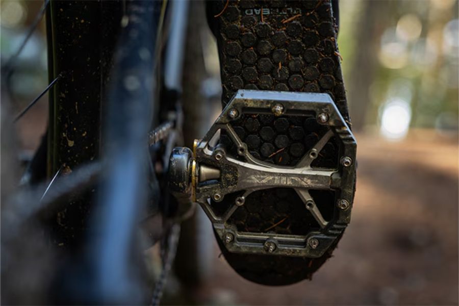 Shimano launches new SAINT and DEORE XT flat pedals for trail, enduro and downhill riders
